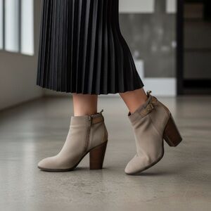 Coach Hewes Ankle Boots Size 8.5 Suede Tan